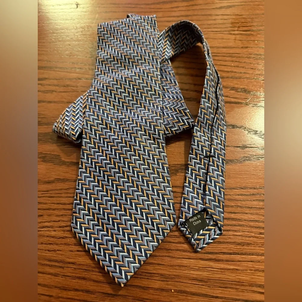 Elegant Metropolitan View Chevron Patterned Men's Tie